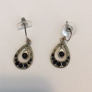 🦋 Avenue Silver/Black Dangle Earrings